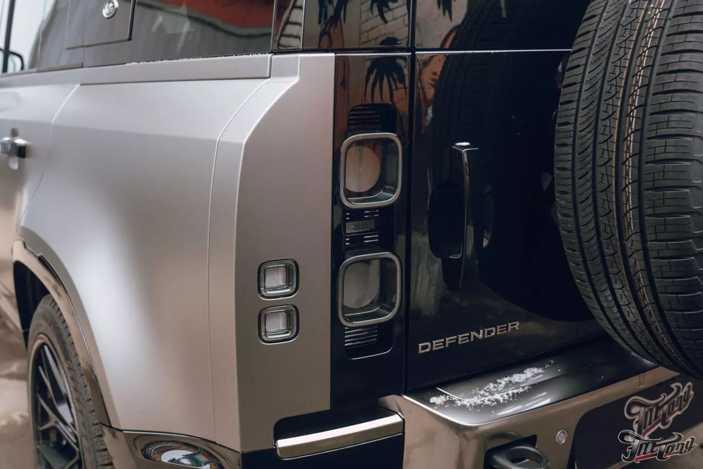 Необычный дизайн для Land Rover Defender! Оклейка в черный глянец+серый мат. Шумоизоляция дверей и Шиномонтаж на вибростенде на стендах Hunter